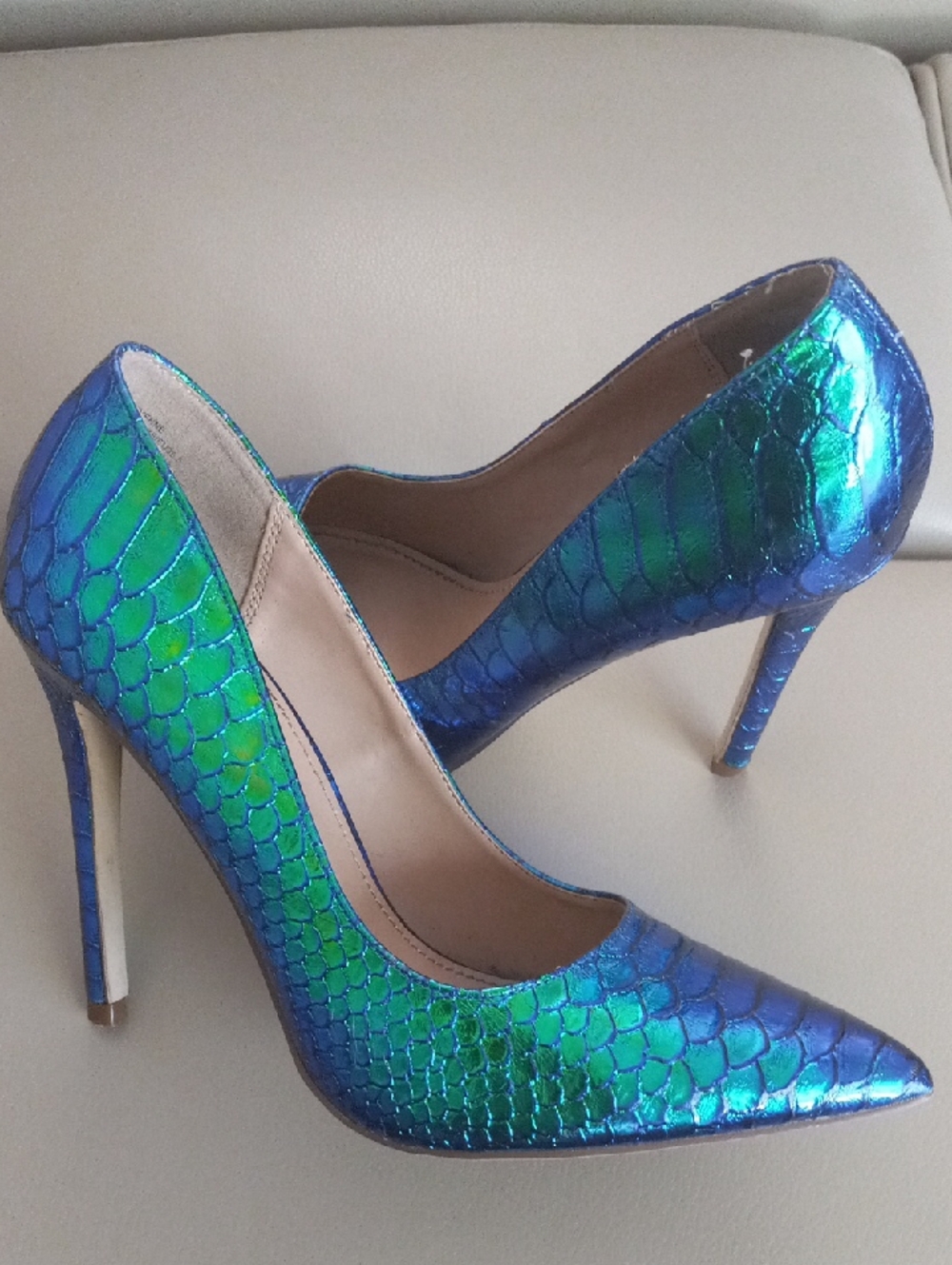 JustFab Vivienne Iridescent Blue-Green Mermaid Scale Pointed Toe Stilettos Sz 8